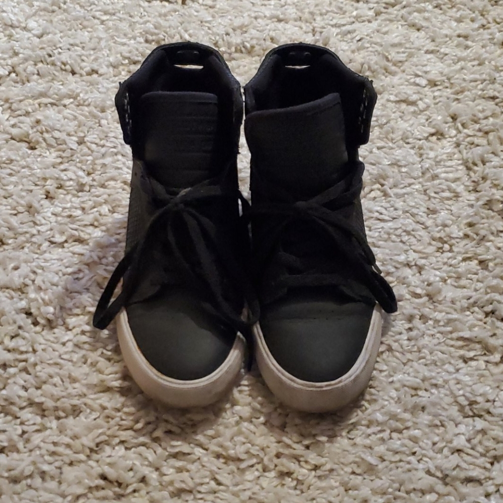 Skater high top shoes